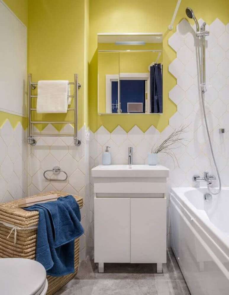 6. Decoração simples com espelheira para banheiro amarelo e branco – Foto Houzz