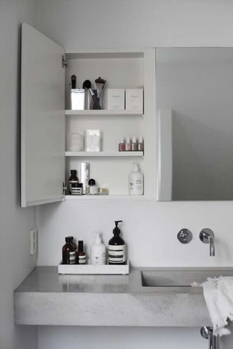 47. Espelheira para banheiro com prateleira – Foto Pinterest