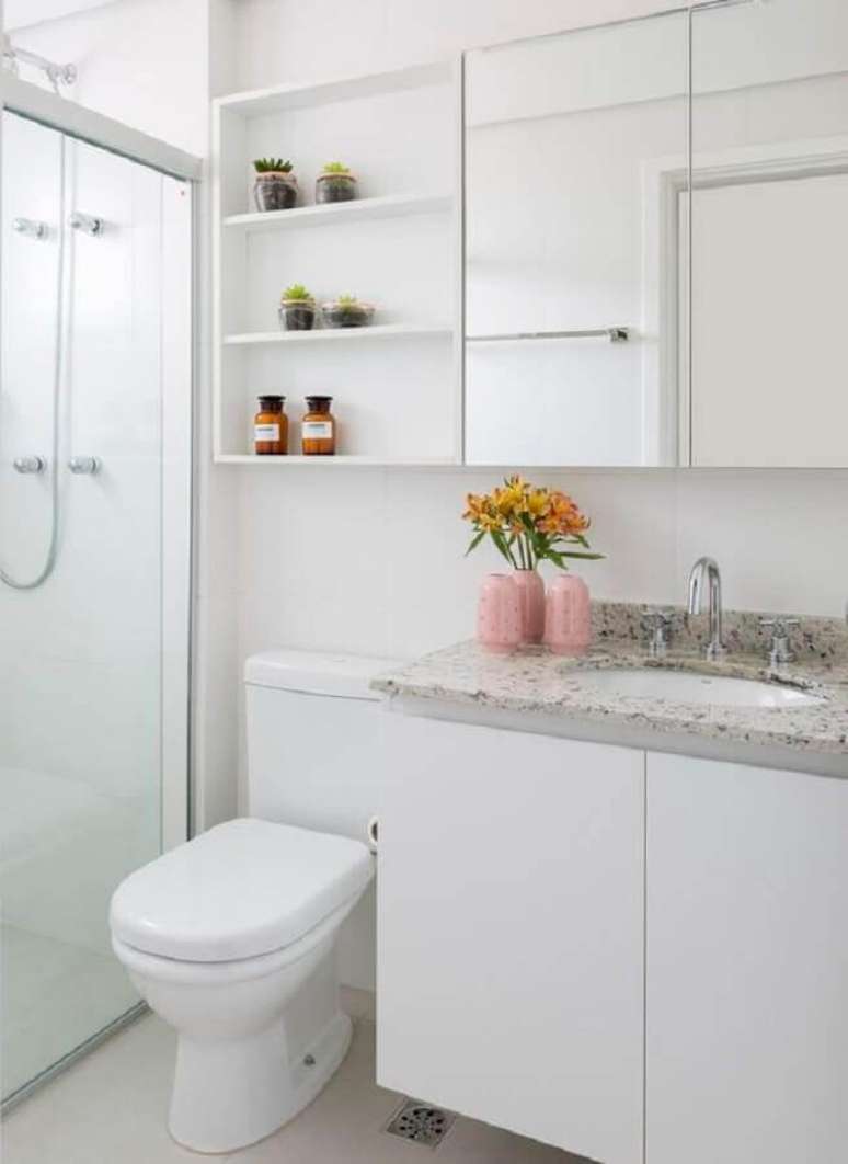 34. Decoração simples com armário espelheira para banheiro branco – Foto Pinterest