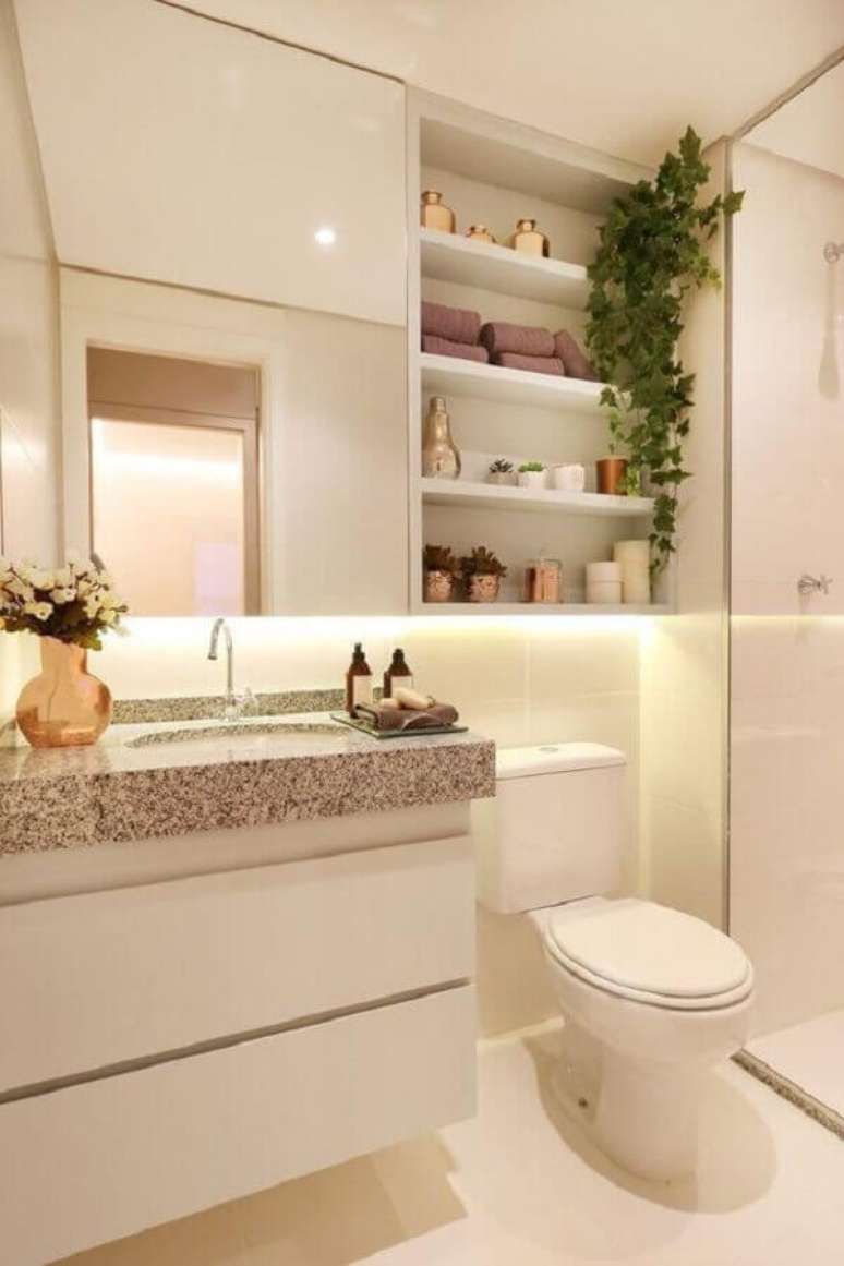 29. Decora&ccedil;&atilde;o em cores claras com espelheira para banheiro com prateleira &ndash; Foto Jeito de Casa