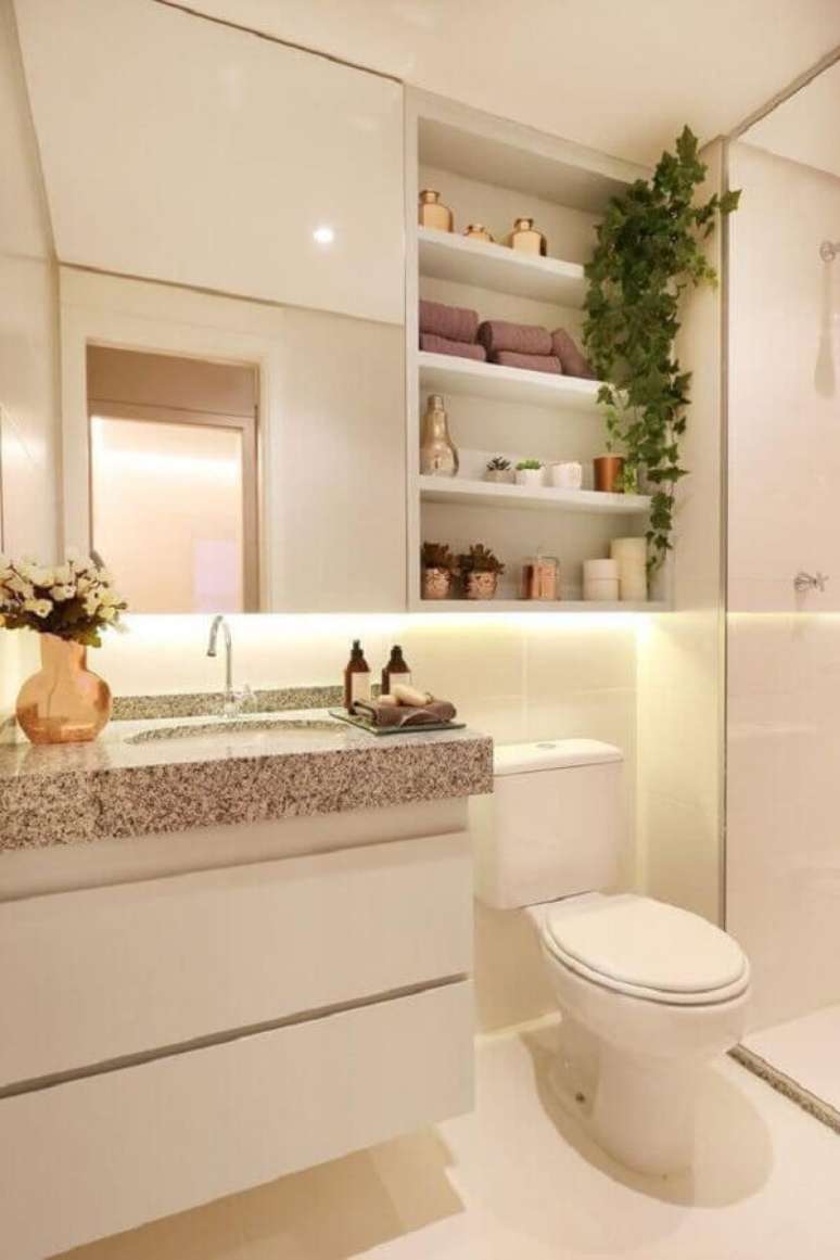 29. Decoração em cores claras com espelheira para banheiro com prateleira – Foto Jeito de Casa