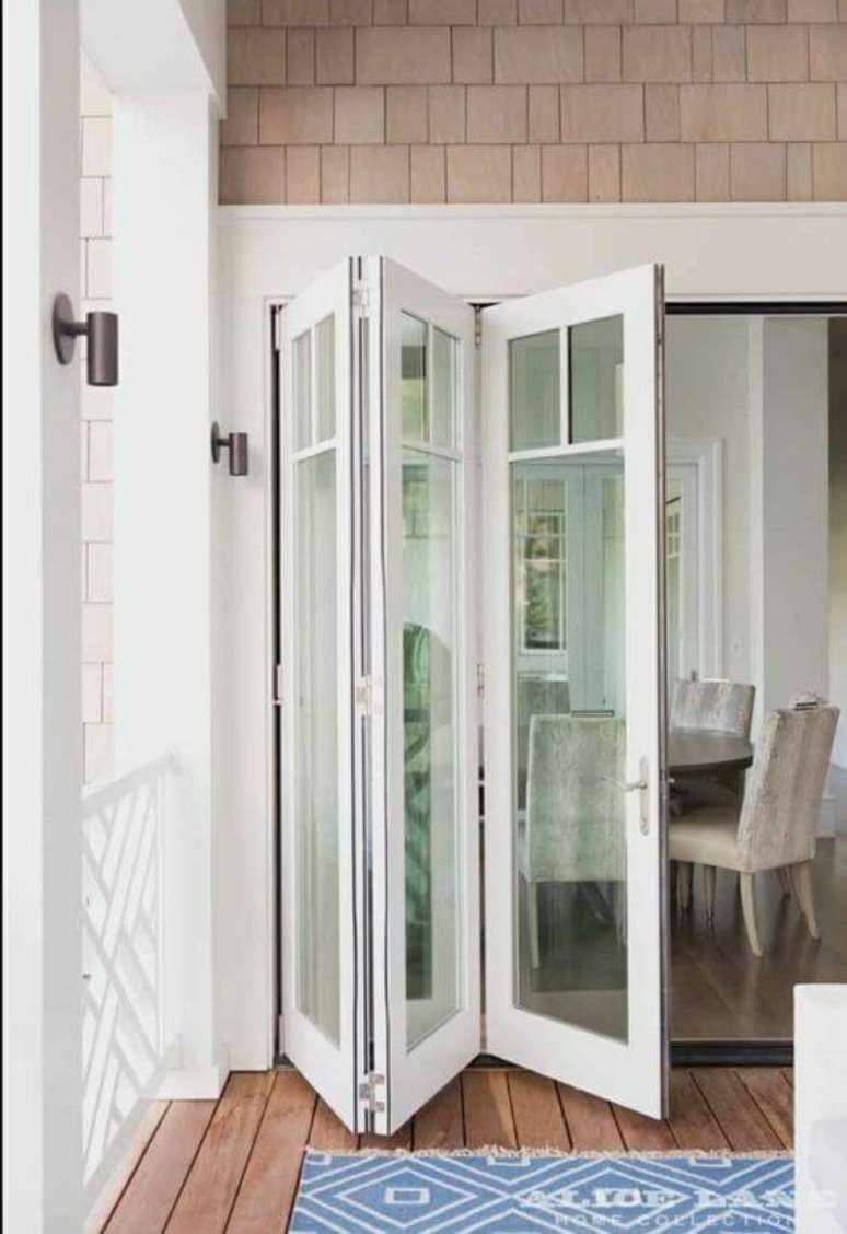 43. Porta branca com vidro para varanda iluminada &ndash; Foto Pinterest