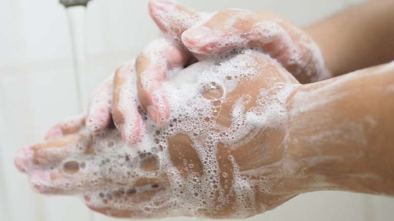 Lave as mãos com água e sabão por 20 segundos ao voltar das compras de alimentos e repita como precaução depois de guardar os alimentos