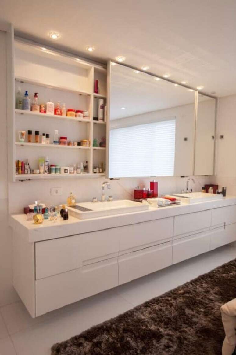 39. Espelheira grande para banheiro branco sofisticado decorado com tapete felpudo – Foto Homify
