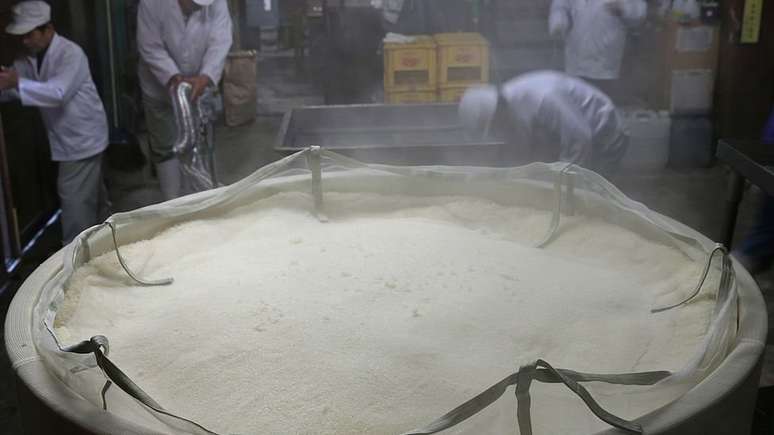 O saqu&ecirc; &eacute; produzido pela fermenta&ccedil;&atilde;o do arroz