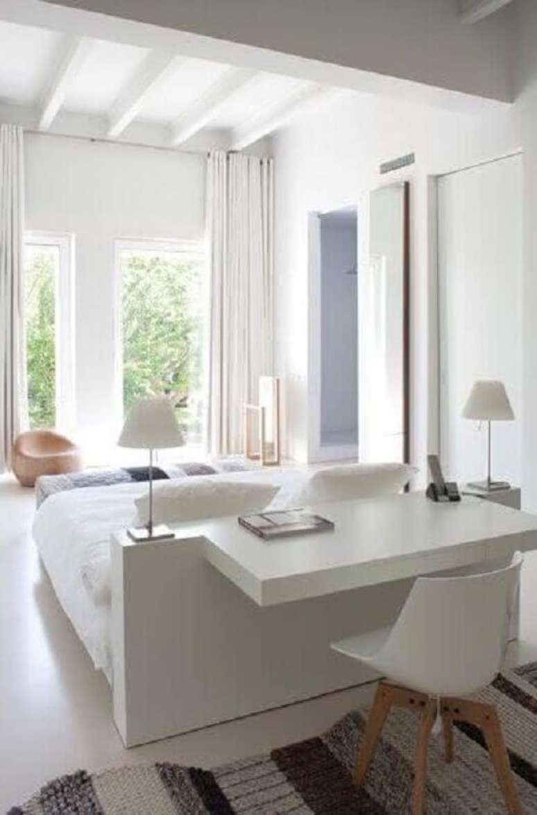 46. Decoração minimalista com home office no quarto de casal todo branco. Foto: Trende Decor