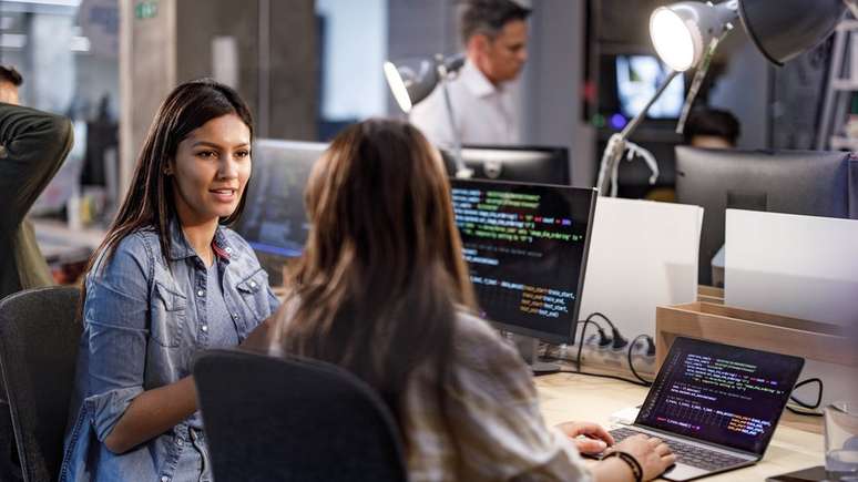 Embora a necessidade de desenvolvedores e programadores seja uma tend&ecirc;ncia nos &uacute;ltimos anos, a pandemia aumentou ainda mais a oferta de empregos na &aacute;rea