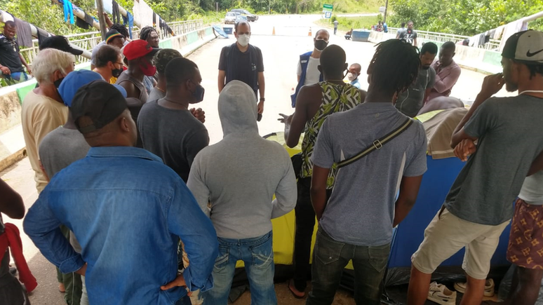 Negocia&ccedil;&atilde;o para desocupa&ccedil;&atilde;o pac&iacute;fica da ponte na divisa entre Peru e Brasil; o governo peruano fechou o acesso ao pa&iacute;s por tempo indeterminado por causa da epidemia de covid-19