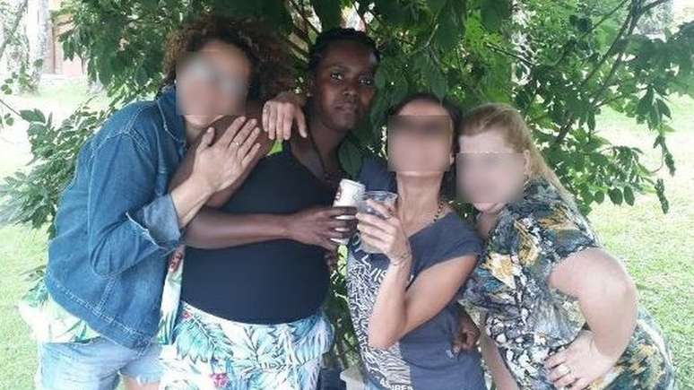 No Brasil, Manite Carol Dorlean teve v&aacute;rias empregos, um deles em um restaurante em Curitiba. Nessa foto, com colegas do restaurante