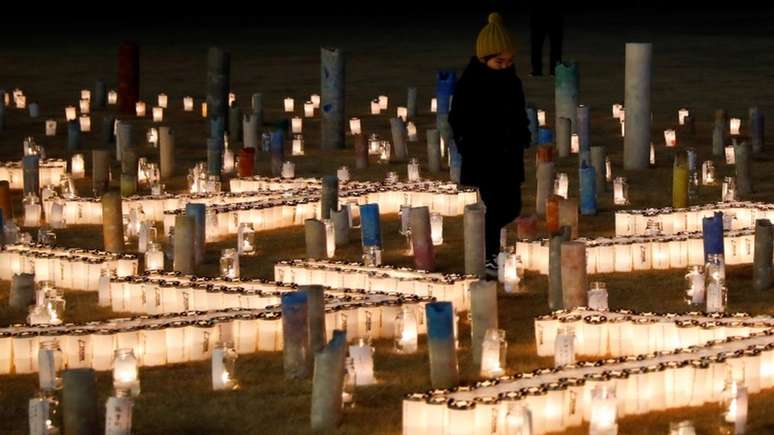 Japoneses acenderam velas em mem&oacute;ria dos mortos no terremoto de 2011
