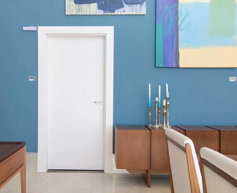 8. Sala azul moderna com porta branca – Foto Pormade