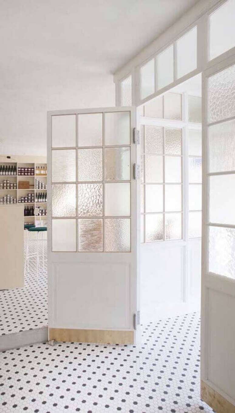20. Porta francesa branca para sala de jantar moderna – Foto Pinterest