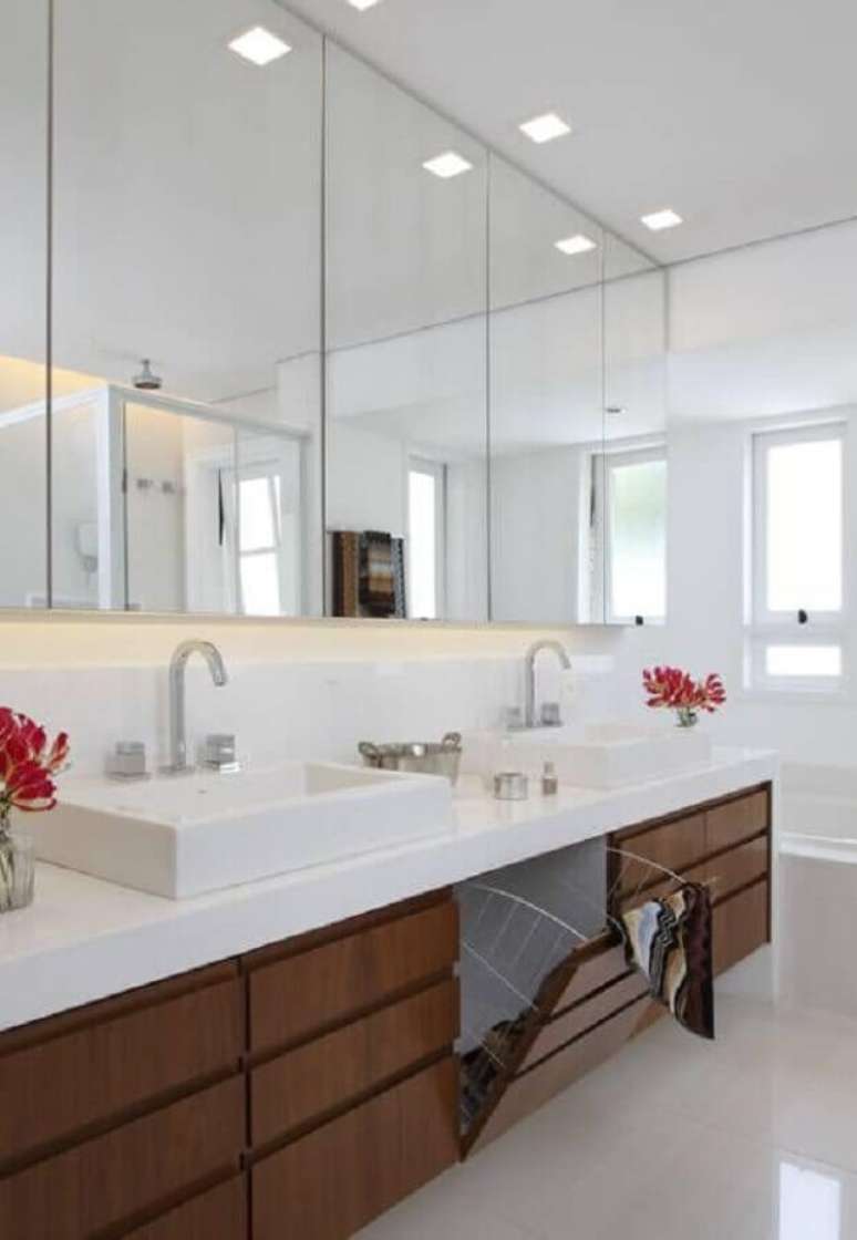 10. Armário espelheira para banheiro grande decorado com gabinete de madeira planejado – Foto Homify