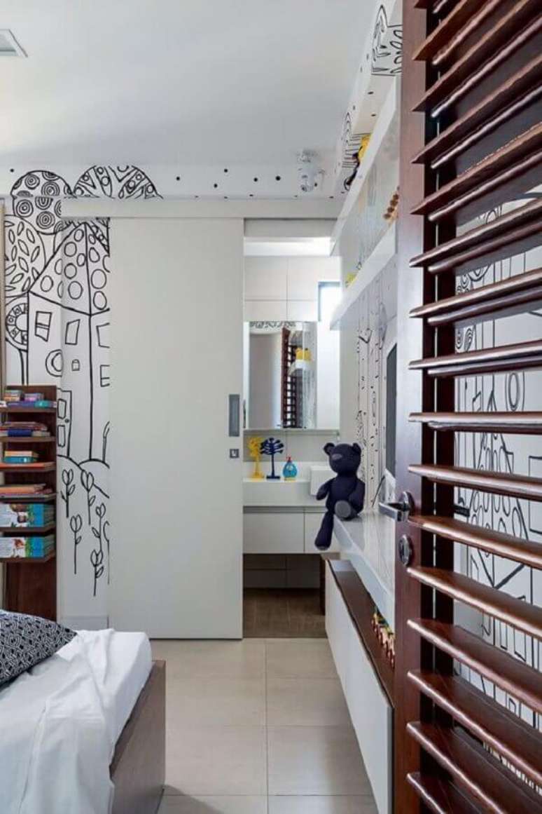 47. Porta branca de correr para banheiro no quarto &ndash; Foto Pinterest