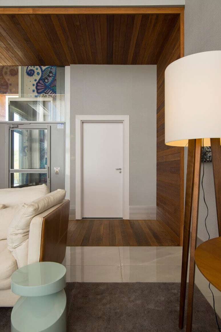 30. Sala moderna com porta branca – Foto Pormade