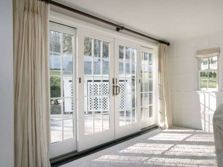 40. Porta balcão branca decorada com cortinas – Foto Fair View Renovations