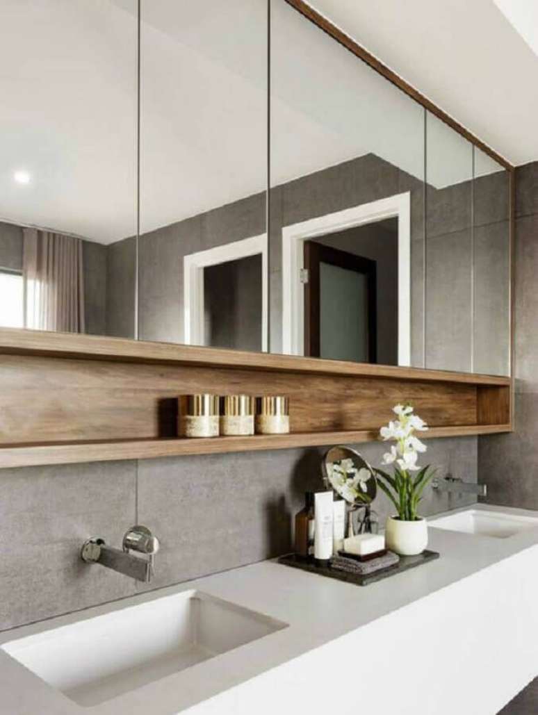 7. Decora&ccedil;&atilde;o moderna com espelheira grande para banheiro cinza com nicho de madeira &ndash; Foto Houzz