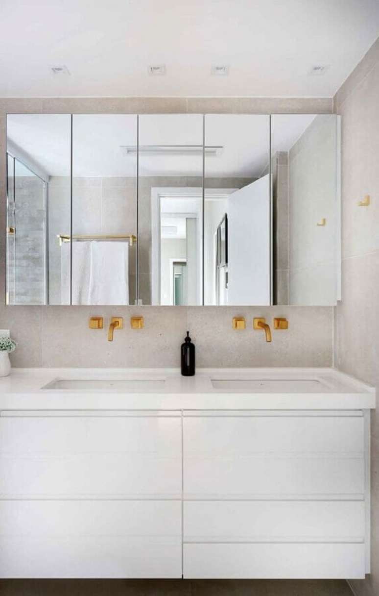 8. Arm&aacute;rio espelheira para banheiro branco decorado com detalhes dourados &ndash; Foto Casa de Valentina
