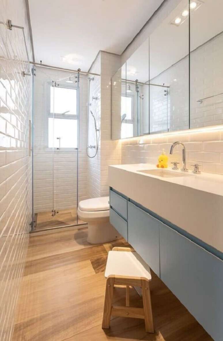 42. Espelheira grande para banheiro pequeno decorado com gabinete suspenso azul claro – Foto Pinterest