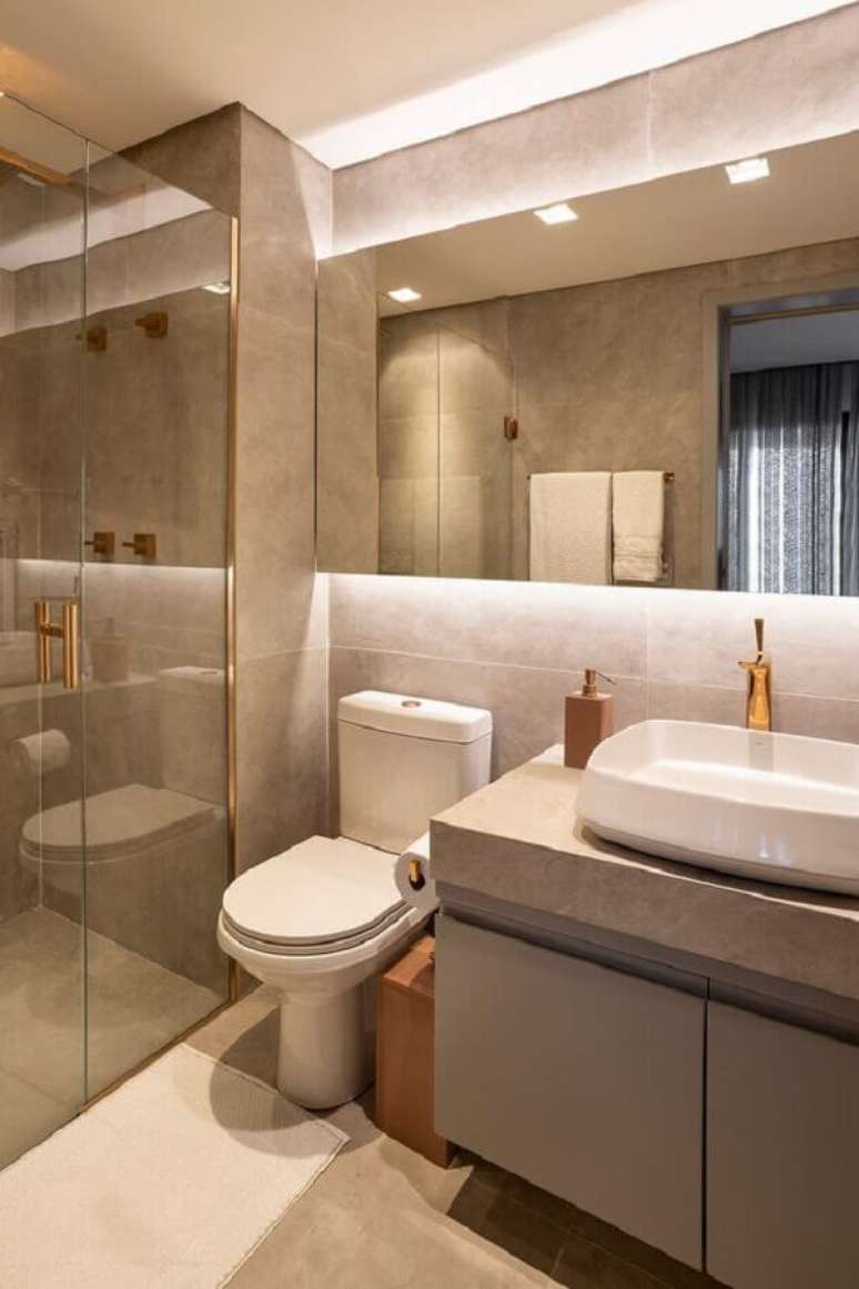 30. Decora&ccedil;&atilde;o em cores neutras com espelheira para banheiro com LED &ndash; Foto Casa de Valentina