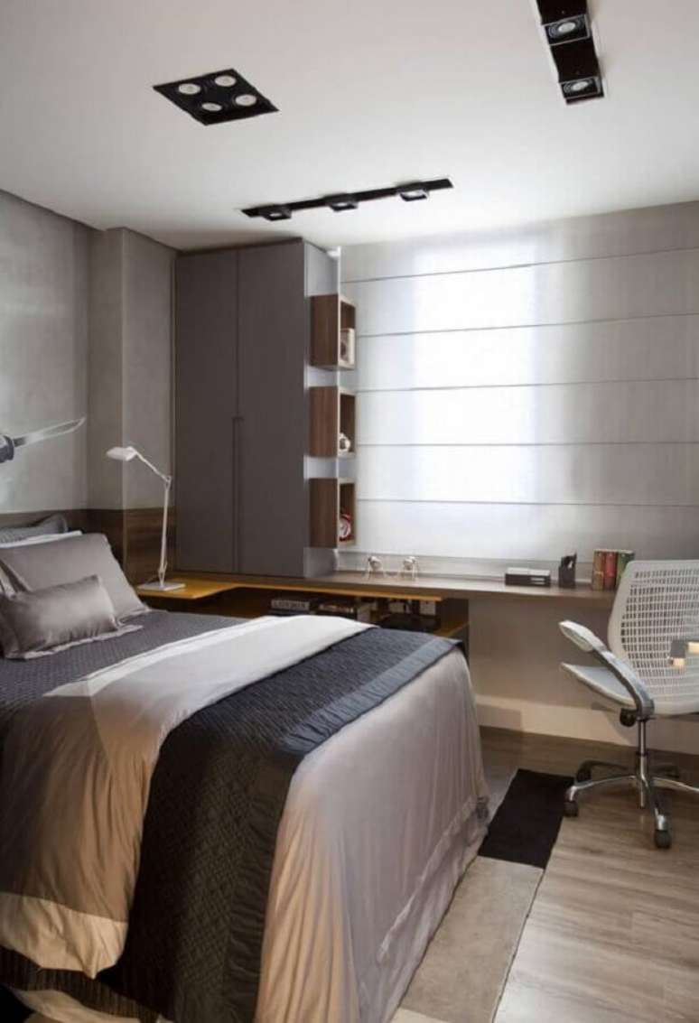 20. Home office no quarto de casal planejado com bancada de madeira. Foto: Pinterest