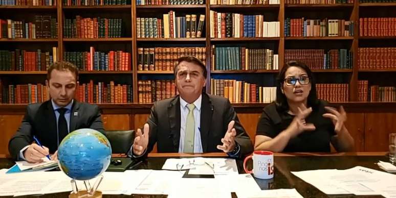 O presidente Jair Bolsonaro durante sua 'live' semanal nas redes sociais nesta quinta, 11