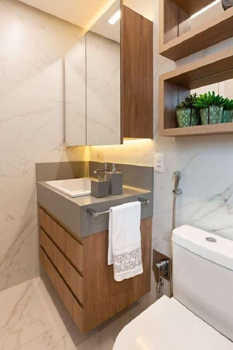 25. Decora&ccedil;&atilde;o com nichos e gabinete para banheiro com espelheira de madeira &ndash; Foto Jeito de Casa