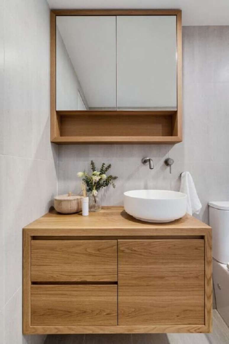 53. Espelheira para banheiro simples decorado com gabinete de madeira com cuba redonda – Foto Just in Place