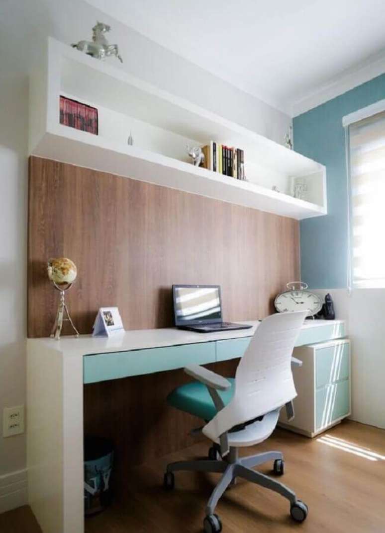 31. Escrivaninha planejada para decoração de home office no quarto. Foto: Claudia Mendonça Arquiteta