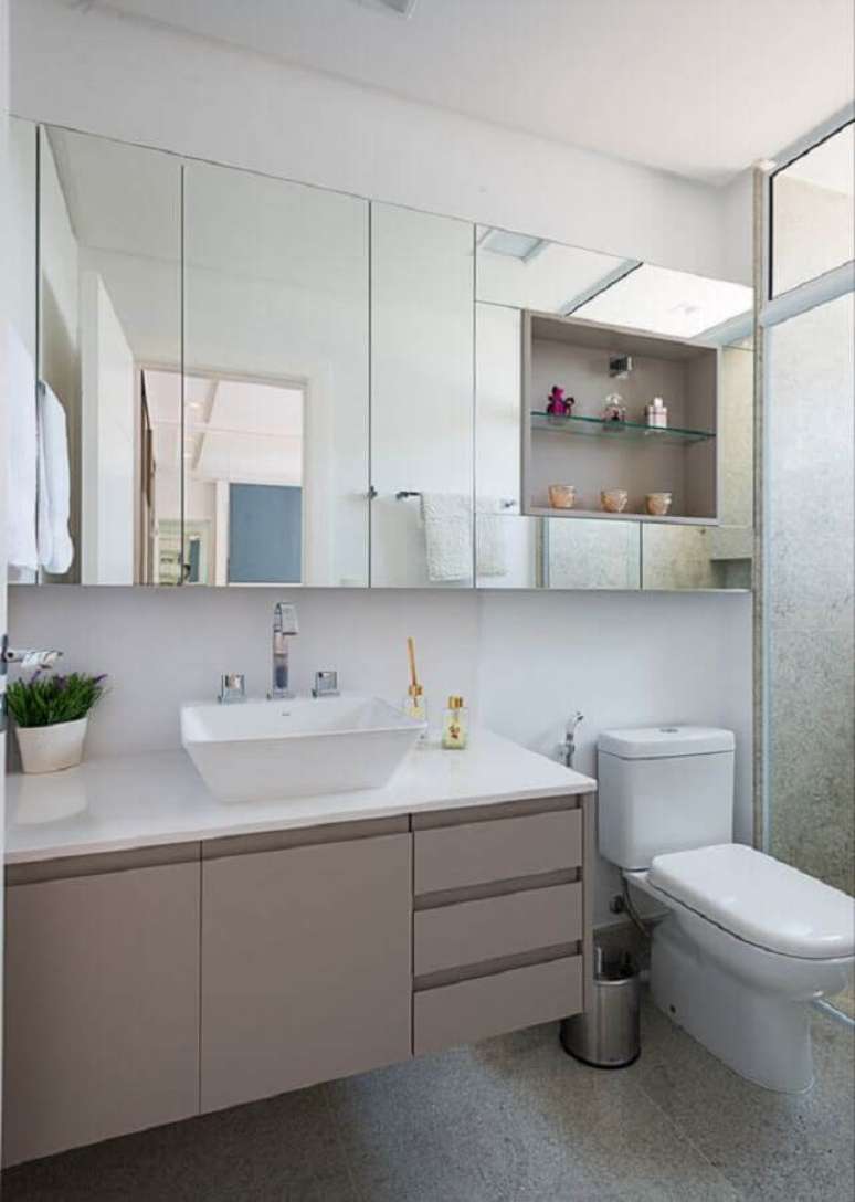 58. Decoração com espelheira grande para banheiro cinza e branco – Foto Morando Móveis