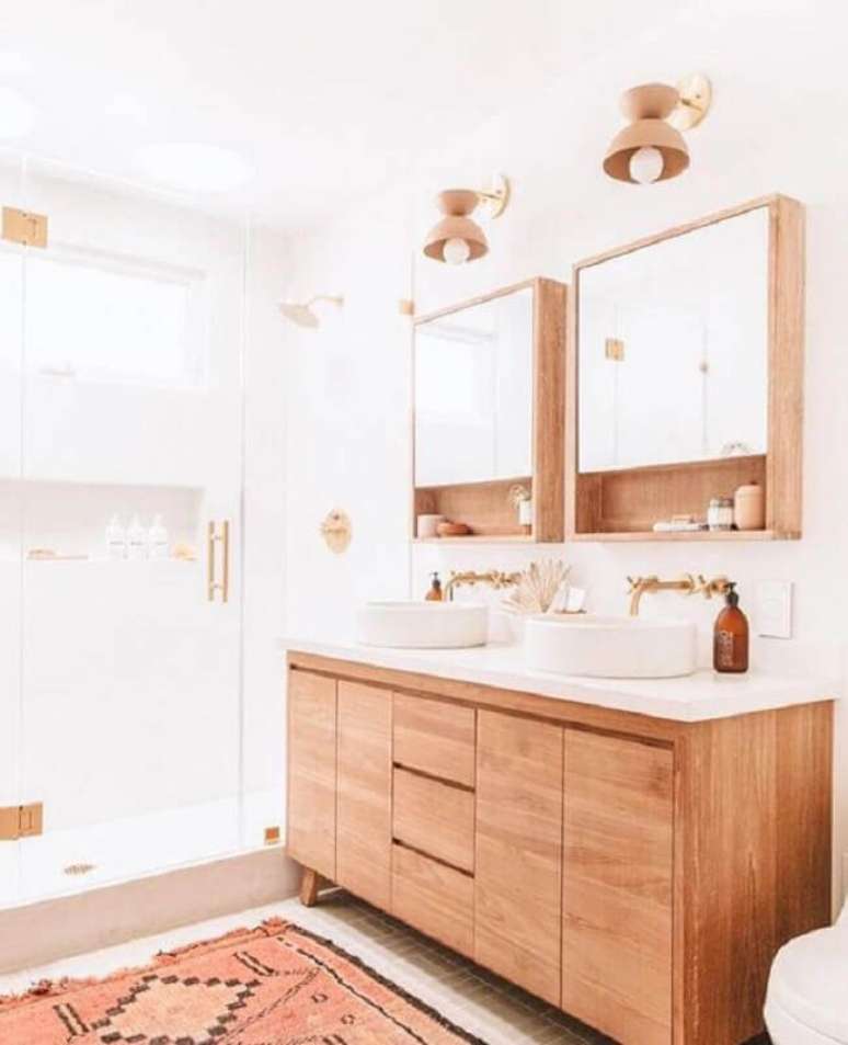 15. Decoração clean com gabinete e espelheira para banheiro de madeira – Foto Home Fashion Trend