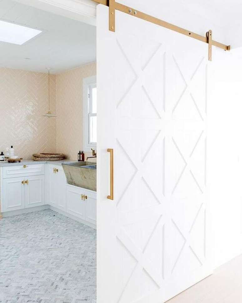 5. Cozinha com porta branca e detalhes dourados &ndash; Foto Three Birds Renovations