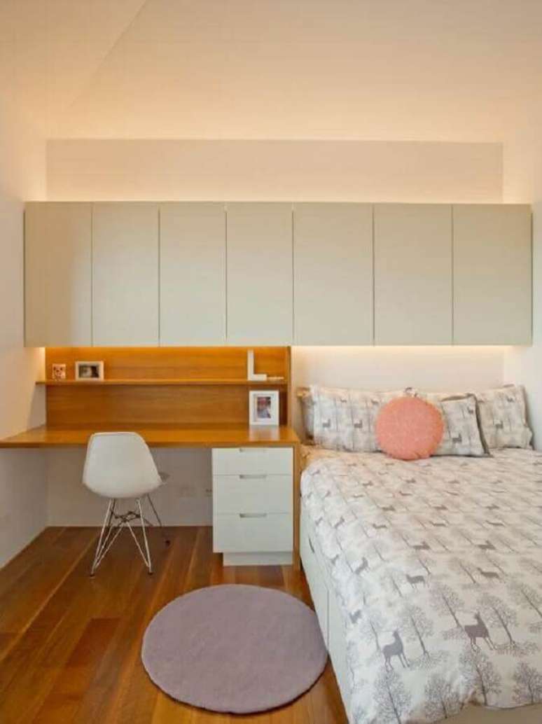 37. Decora&ccedil;&atilde;o simples com home office no quarto de solteiro. Foto: Houzz