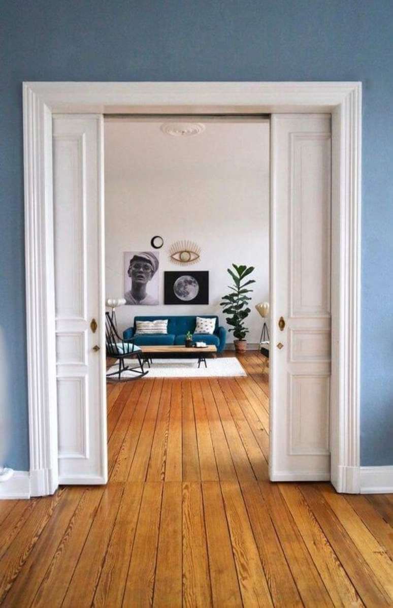 13. Porta de correr branca na sala azul – Foto Couch Style