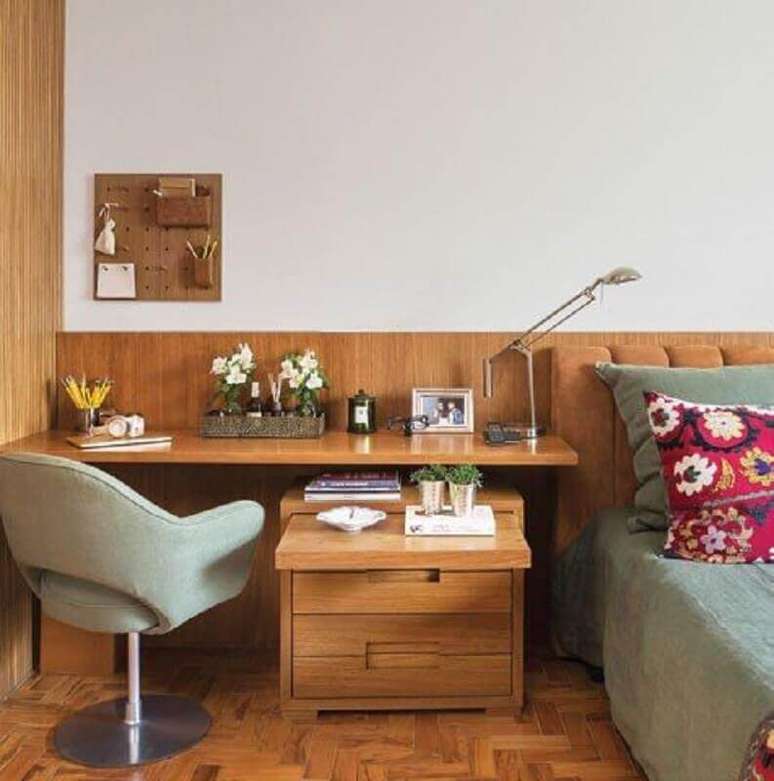 26. Home office no quarto de casal decorado com escrivaninha de madeira. Foto: Pinterest