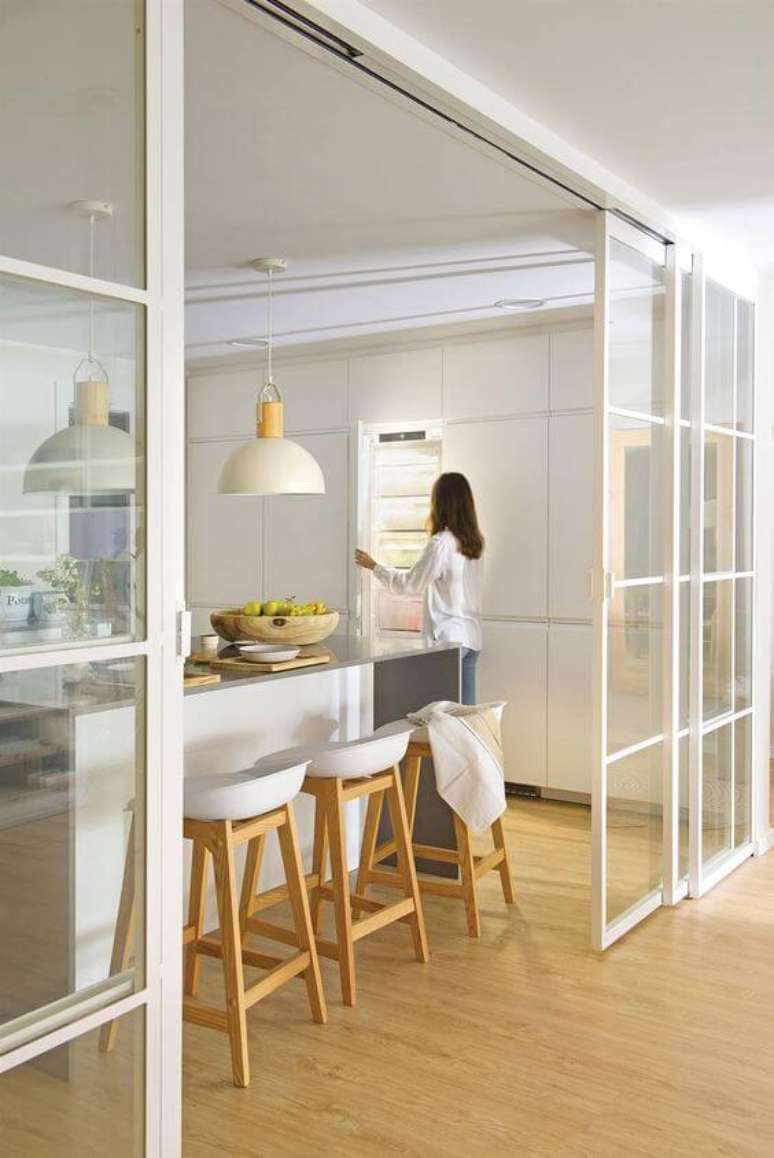 45. Porta branca com detalhes de vidro para dividir a cozinha da sala – Foto El Mueble