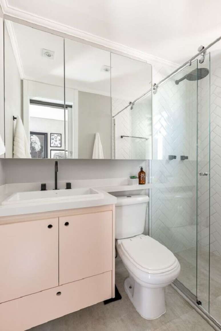 24. Decoração com gabinete rosa pastel e armário espelheira para banheiro – Foto Duda Senna