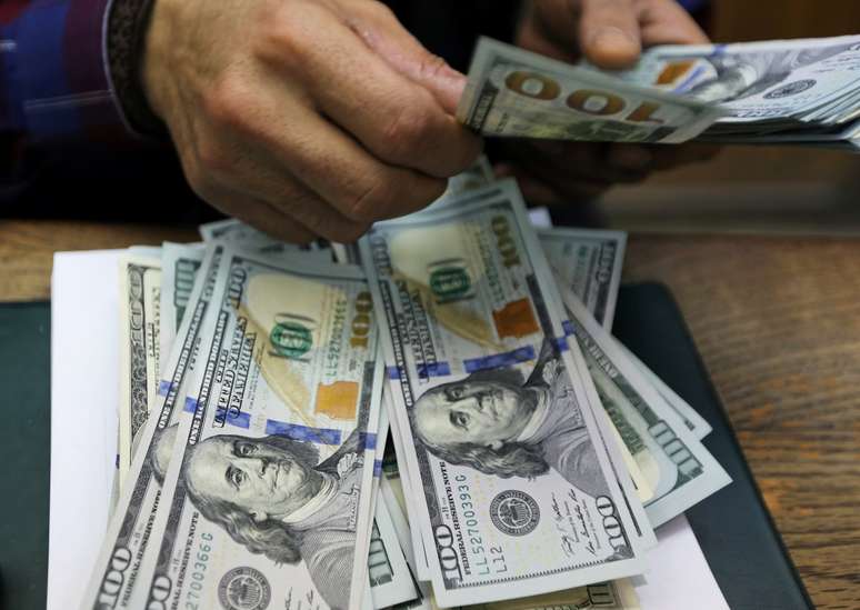 Dólar tem forte queda ante real de olho em PEC Emergencial
20/03/2019
REUTERS/Mohamed Abd El Ghany