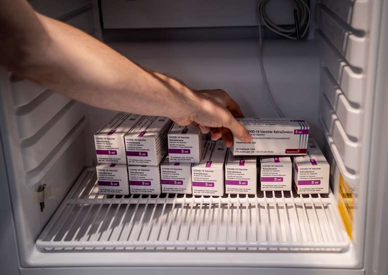 Funcionário manipula caixas com vacina da AstraZeneca contra Covid-19 em centro de vacinação em Copenhague
11/02/2021 Ritzau Scanpix/Liselotte Sabroe via REUTERS