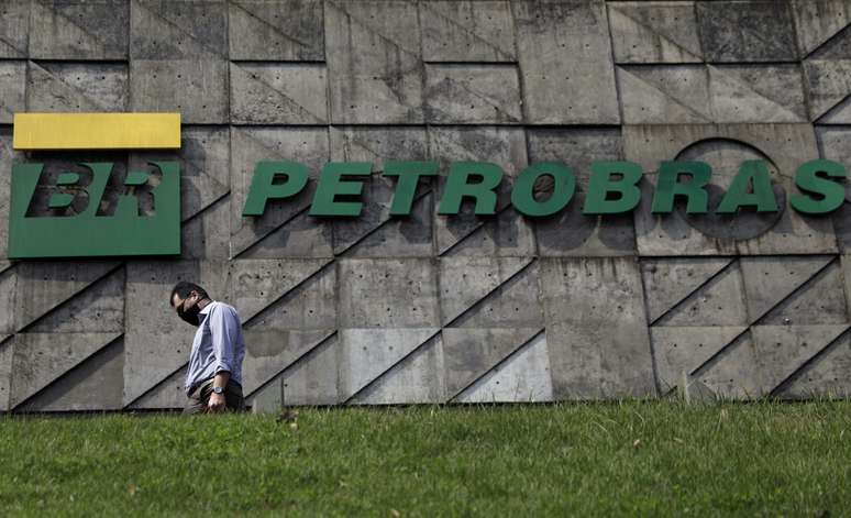 Pedestre em frente à sede da Petrobras
REUTERS/Ricardo Moraes