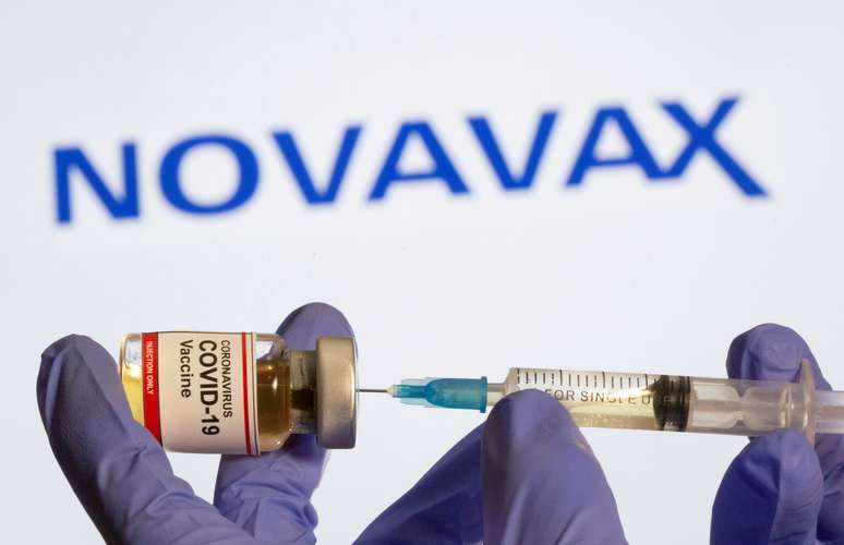 Vacina contra Covid-19 com logo da Novavax 
 30/10/2020   REUTERS/Dado Ruvic