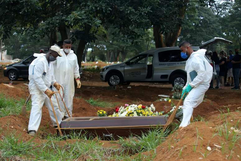 Enterro de vítima da Covid-19 no cemitério da Vila Formosa, em São Paulo 
09/03/2021
REUTERS/Carla Carniel