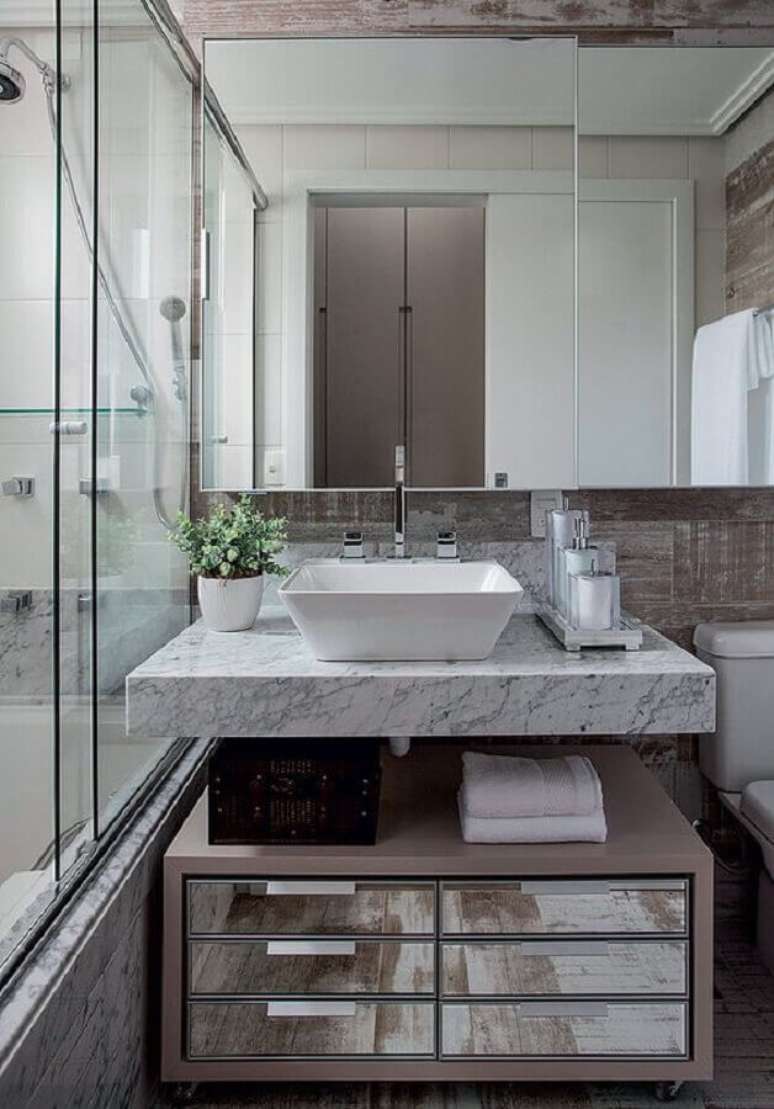 9. Armário espelheira para banheiro com decoração sofisticada – Foto Casa de Valentina