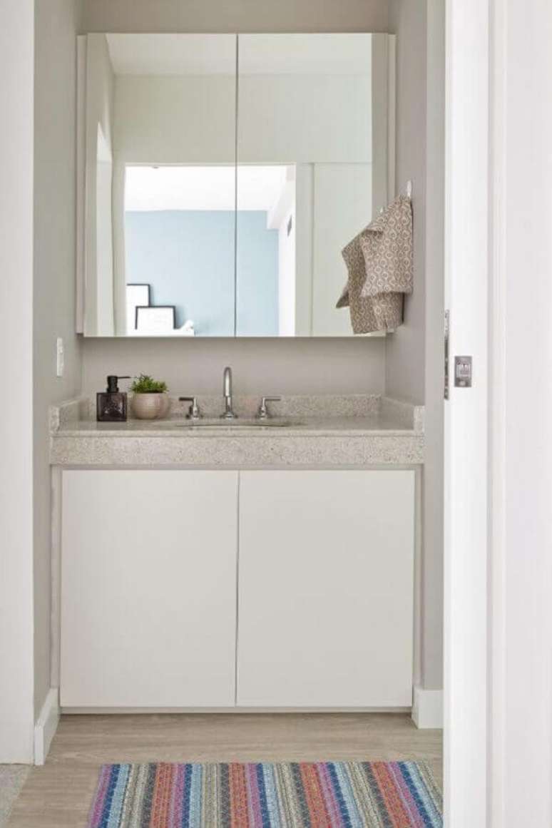 55. Espelheira para banheiro simples e pequeno decorado em cores claras – Foto Perfeita Ordem