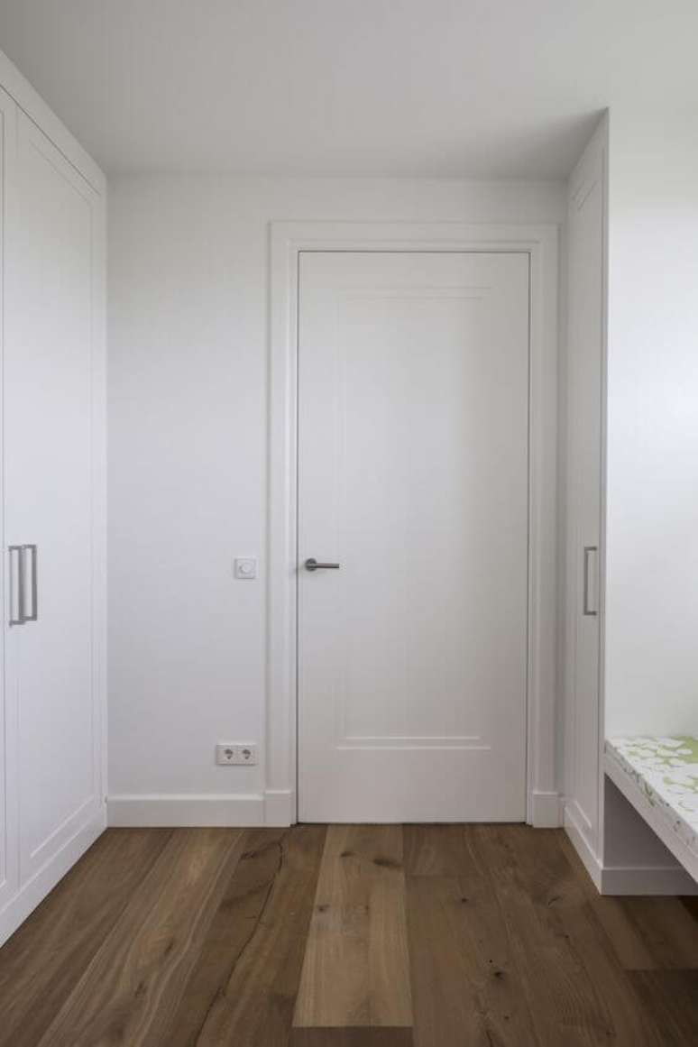 31. Casa branca com portas da mesma cor &ndash; Foto Pinterest