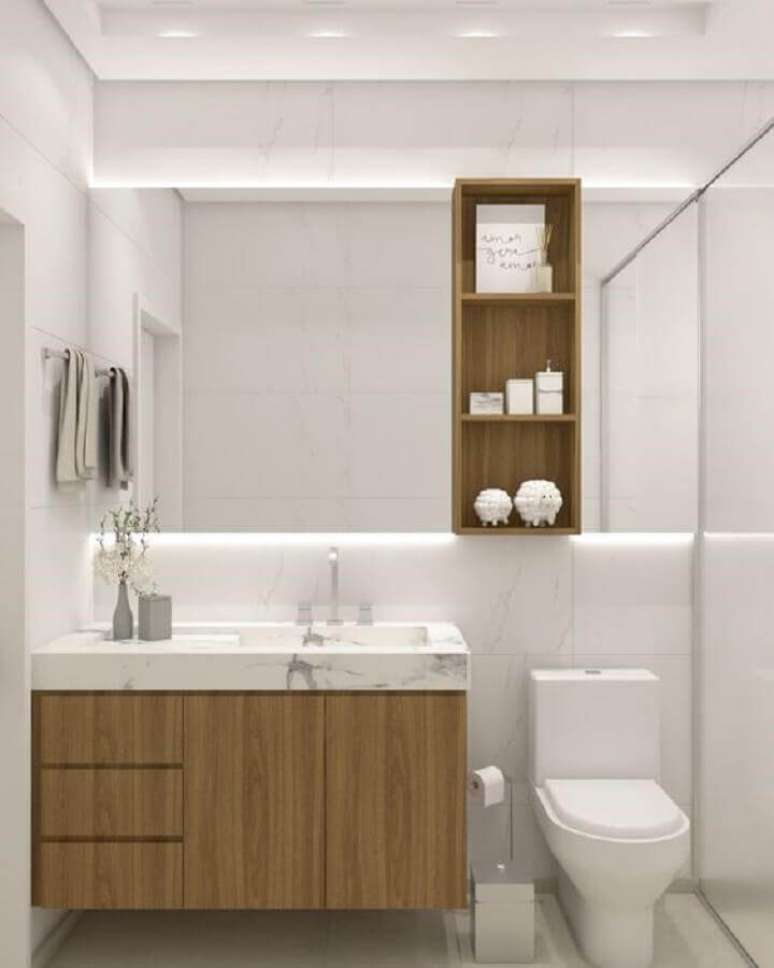 21. Decoração com gabinete de madeira e espelheira para banheiro branco – Foto iM2 arquitetura