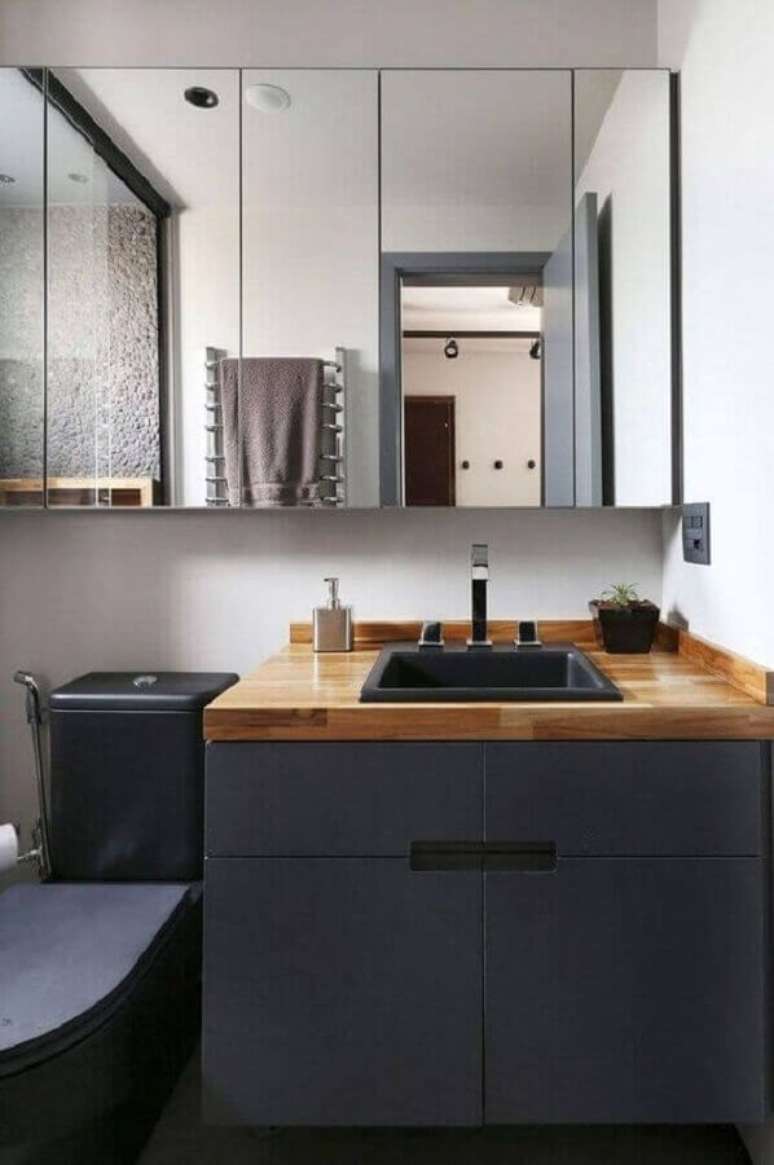 2. Decoração com espelheira para banheiro moderno com gabinete cinza suspenso