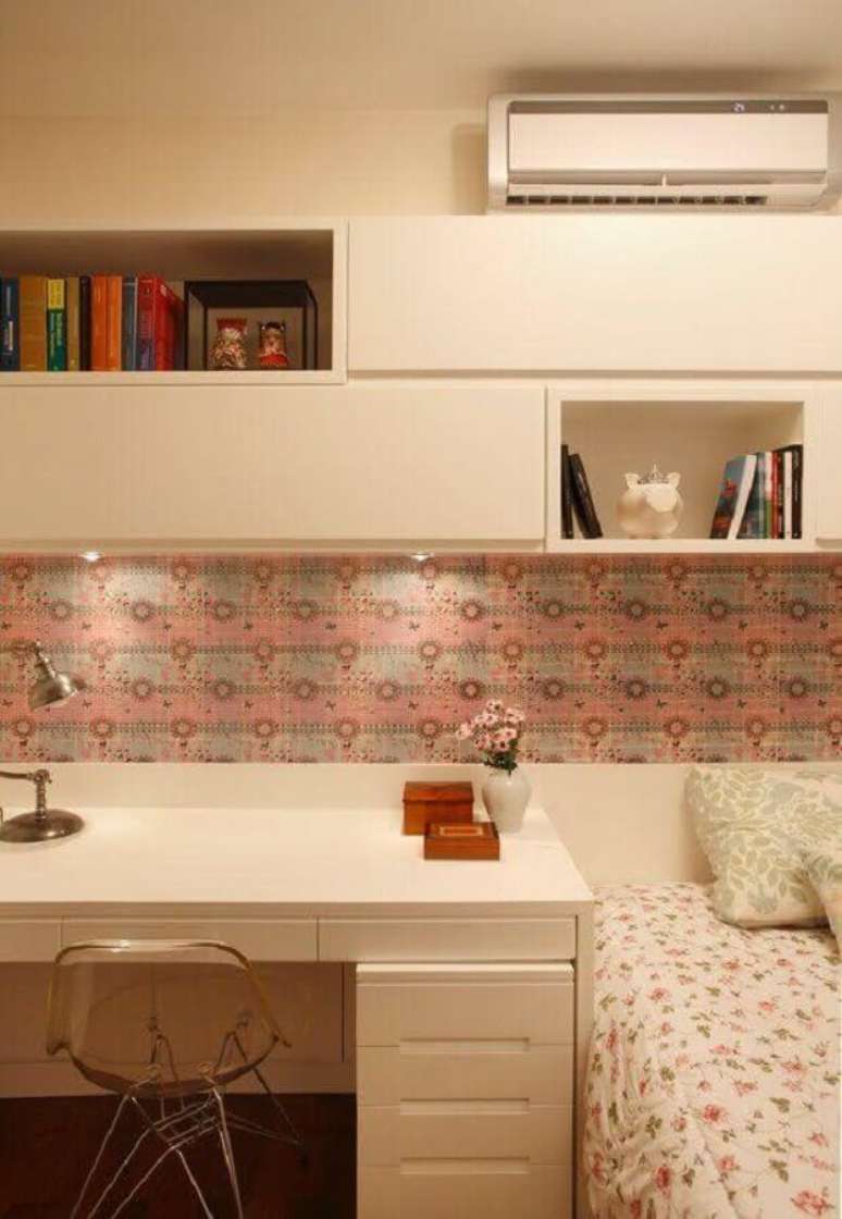 52. Decora&ccedil;&atilde;o com home office no quarto de solteiro feminino. Foto: Pinterest