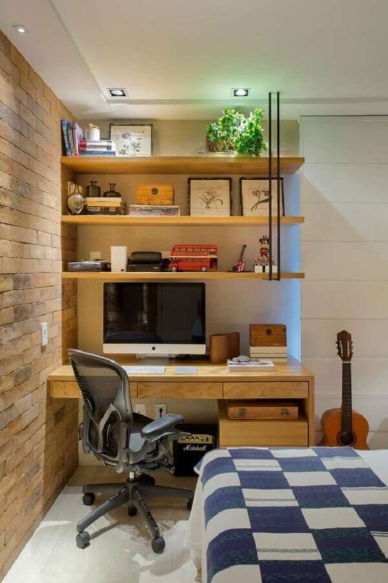 18. Home office no quarto decorado com parede de tijolinho e escrivaninha de madeira. Foto: Casa de Valentina