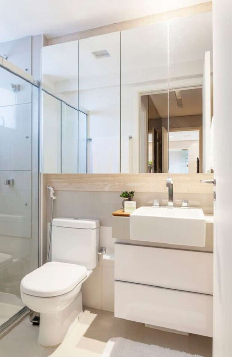 28. Decoração em cores claras com armário espelheira para banheiro pequeno – Foto Casa de Valentina